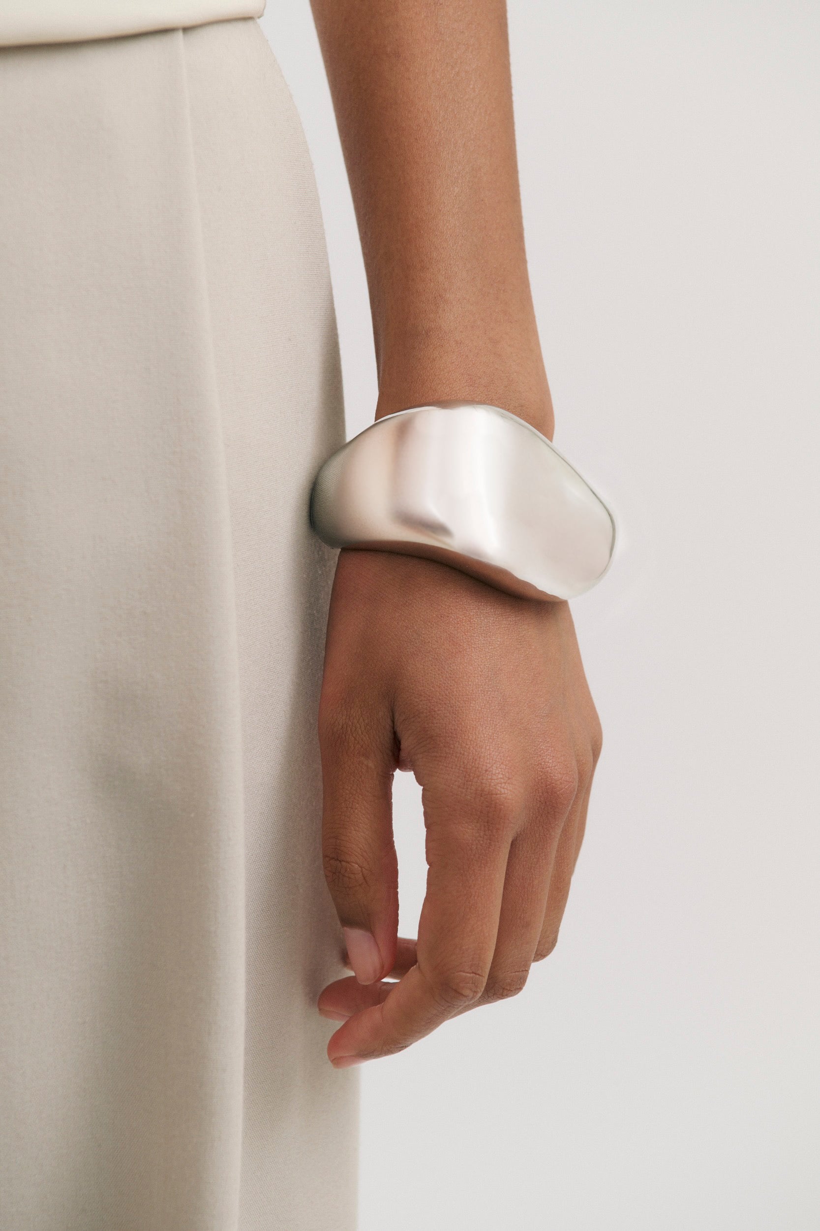 Thick Warped bangle – Henne